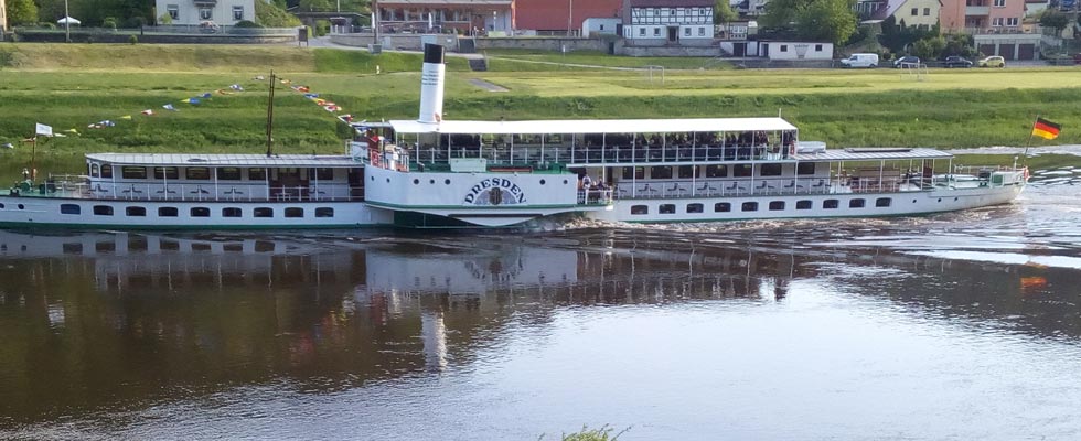 Historischer Raddampfer auf der Elbe